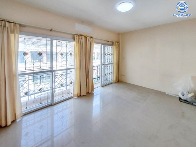 *****ทาวน์เฮ้าส์มืองสองย่านกรุงเทพมหานคร ม.เฟรชวิลล่า นวมินทร์ บนเนื้อที่ 20 ตร.ว. ฟังก์ชันเหมือนได้บ้านเดี่ยว 3 ห้องนอน 4 ห้องน้ำ 2 ที่จอดรถ บ้านสภาพสวย แถมฟรี! 1 เครื่องปรับอากาศ เดินทางสะดวก ทำเลเยี่ยม ใกล้แฟชั่นไอส์แลนด์ และรถไฟฟ้าสายสีชมพู "สถานีคู้บอน"